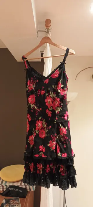 Vestido negro de tirantes con flores rojas y rosas