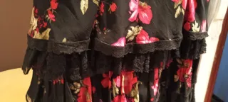 Vestido negro de tirantes con flores rojas y rosas