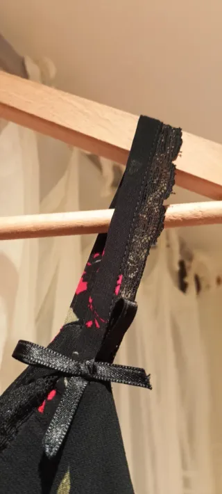 Vestido negro de tirantes con flores rojas y rosas