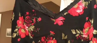 Vestido negro de tirantes con flores rojas y rosas