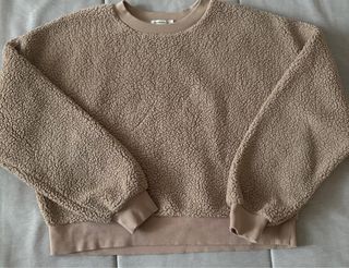 Jersey Stradivarius Beige peludo.