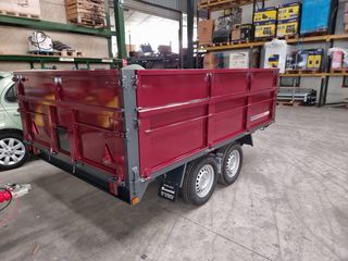 Remolque basculante para coche con freno inercia