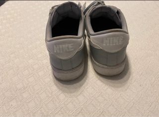 Zapatillas Nike grises y blancas