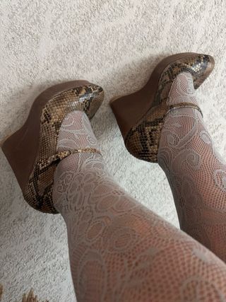 Zapatos de cuña piel pitón