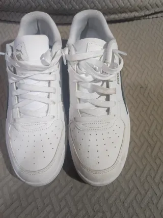 Tenis Puma Blancos con Detalle Verde