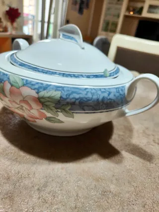 Elegante zuppiera in porcellana floreale