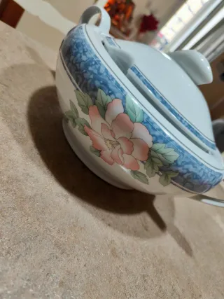 Elegante zuppiera in porcellana floreale