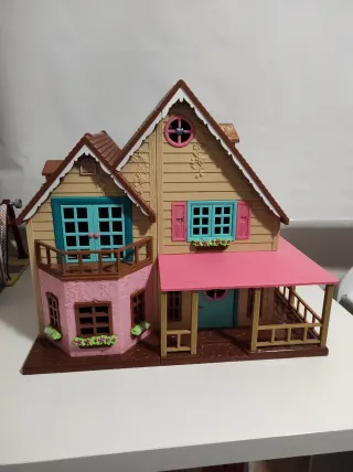 Casita de muñecas rosa y madera