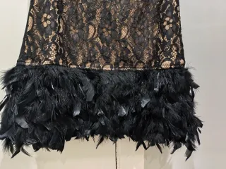 Vestido fiesta encaje y plumas negro