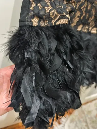 Vestido fiesta encaje y plumas negro