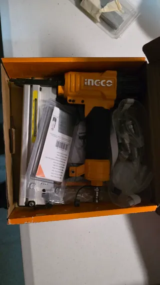 Clavadora Grapadora Neumática INGCO 2 en 1