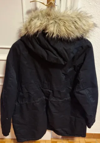 Parka negra con capucha y forro acolchado