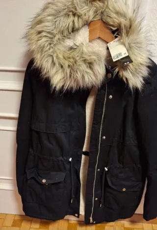 Parka negra con capucha y forro acolchado