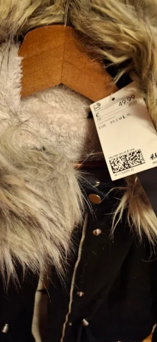 Parka negra con capucha y forro acolchado