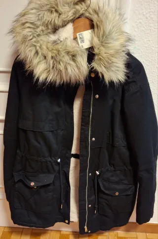 Parka negra con capucha y forro acolchado