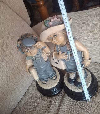 Muñecas de barro pintadas