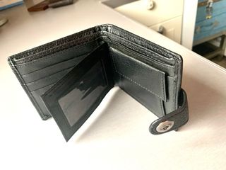 Cartera negra de piel