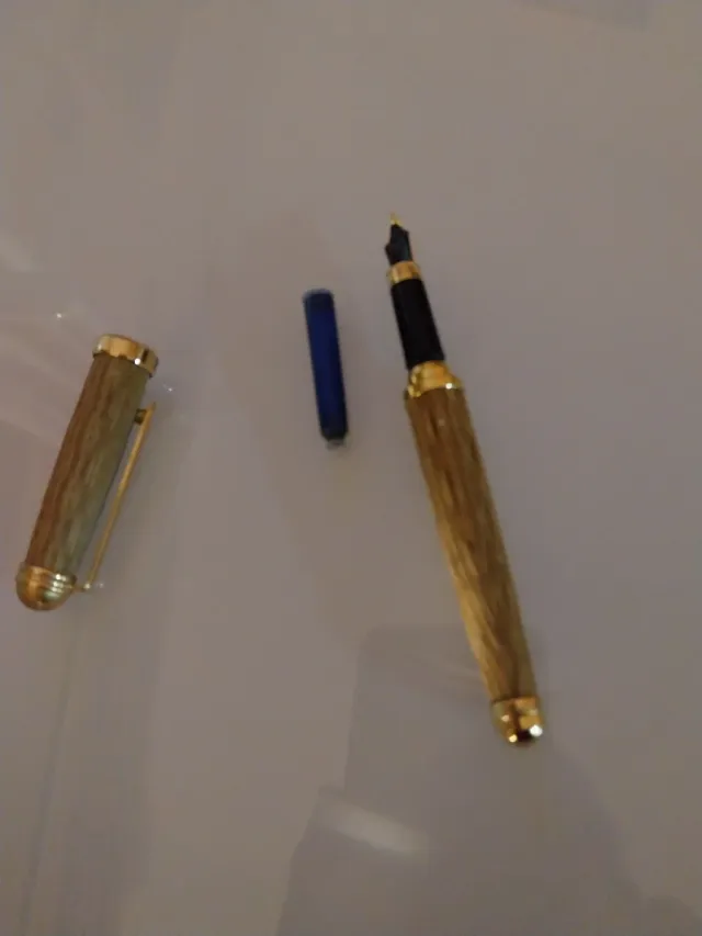Pluma estilográfica madera y oro