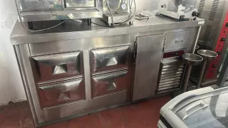 Frente Mostrador de acero inoxidable con cajones.