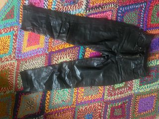Pantalón de cuero negro talla 36