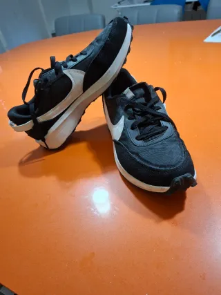 Deportivas Nike Negras y Blancas Talla 42