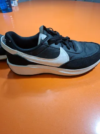 Deportivas Nike Negras y Blancas Talla 42