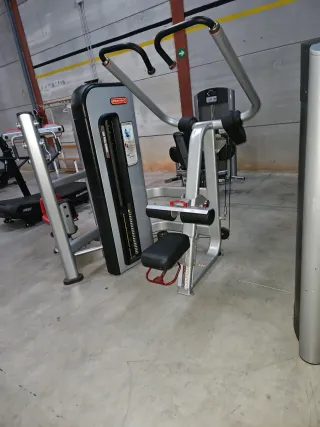 Lat pulldown star trac
