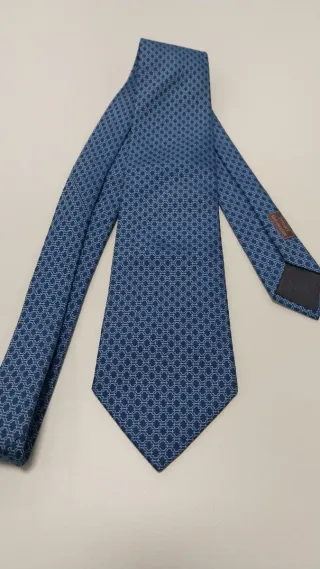 Corbata azul con diseño geométrico