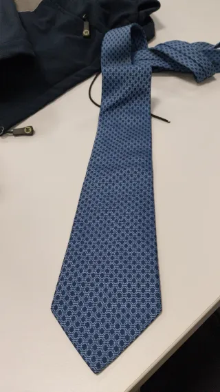 Corbata azul con diseño geométrico