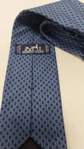 Corbata azul con diseño geométrico