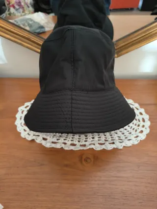 Cappello bucket nero stile Prada