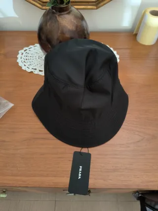 Cappello bucket nero stile Prada
