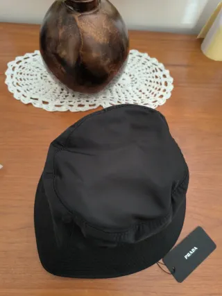 Cappello bucket nero stile Prada