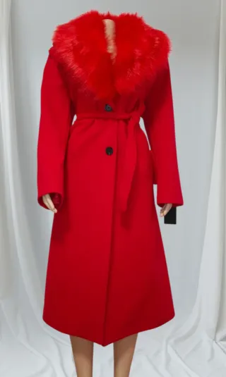 Abrigo rojo con cuello de pelo