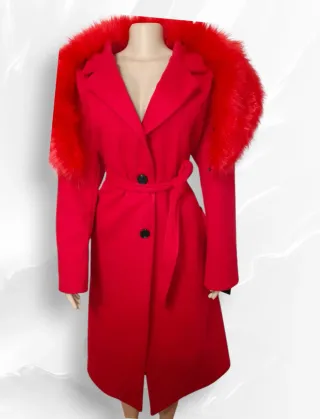 Abrigo rojo con cuello de pelo