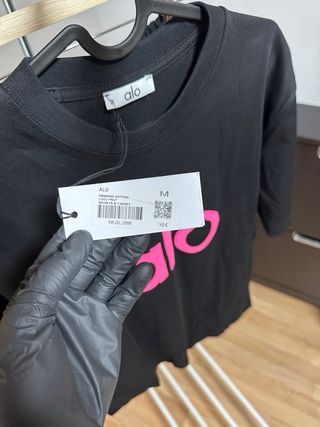 Camiseta Alo Negra con Logo Rosa