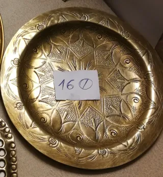 1 Plato bronce, 6€, y 3 espejos, 12€, marroquíes.