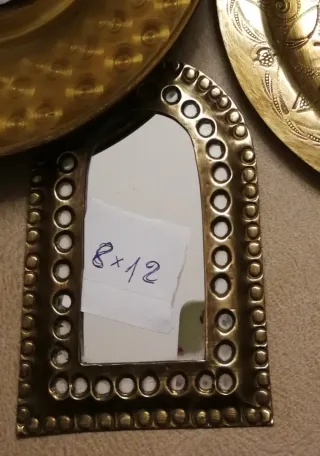 1 Plato bronce, 6€, y 3 espejos, 12€, marroquíes.