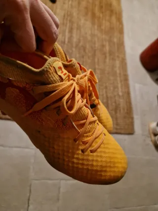 Zapatillas de fútbol naranjas y rojas