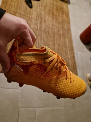 Zapatillas de fútbol naranjas y rojas