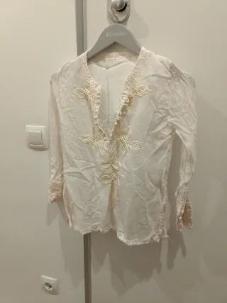 Blusa blanca bordada talla M