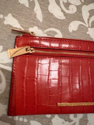 Cartera roja Stradivarius efecto piel