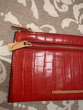 Cartera roja Stradivarius efecto piel