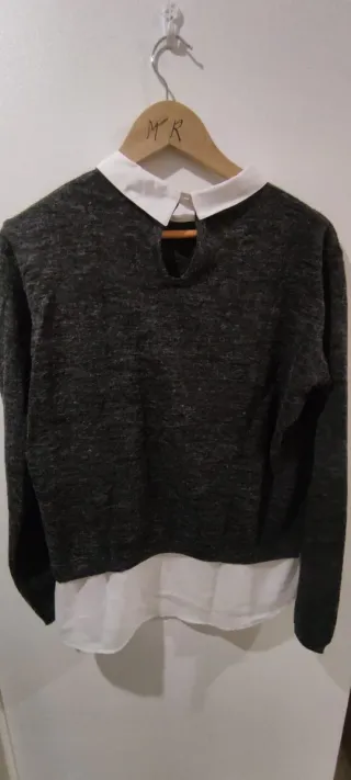 Jersey gris con cuello blanco