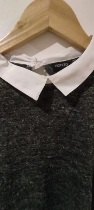 Jersey gris con cuello blanco