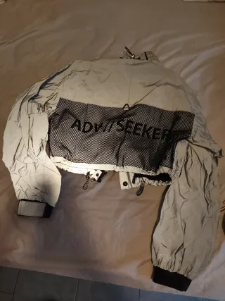 Chaqueta corta reflectante gris