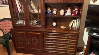 Mueble de salón de madera y cristal