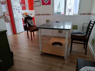 Mesa patas metálicas y superficie granito