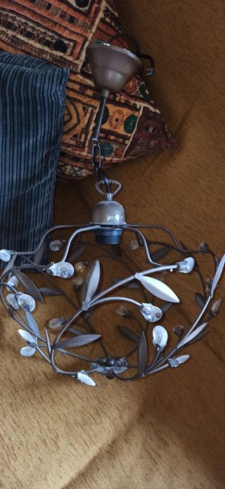 Antica lampada in metallo e pietre di cristallo