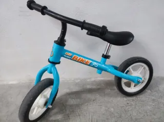 Bicicleta de equilibrio azul para niños